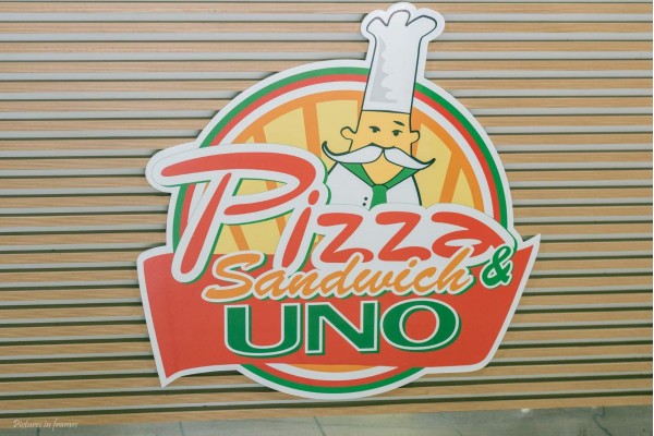 Pizza Uno интериор лого