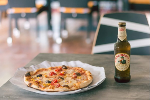 Pizza Uno готова пица с бира